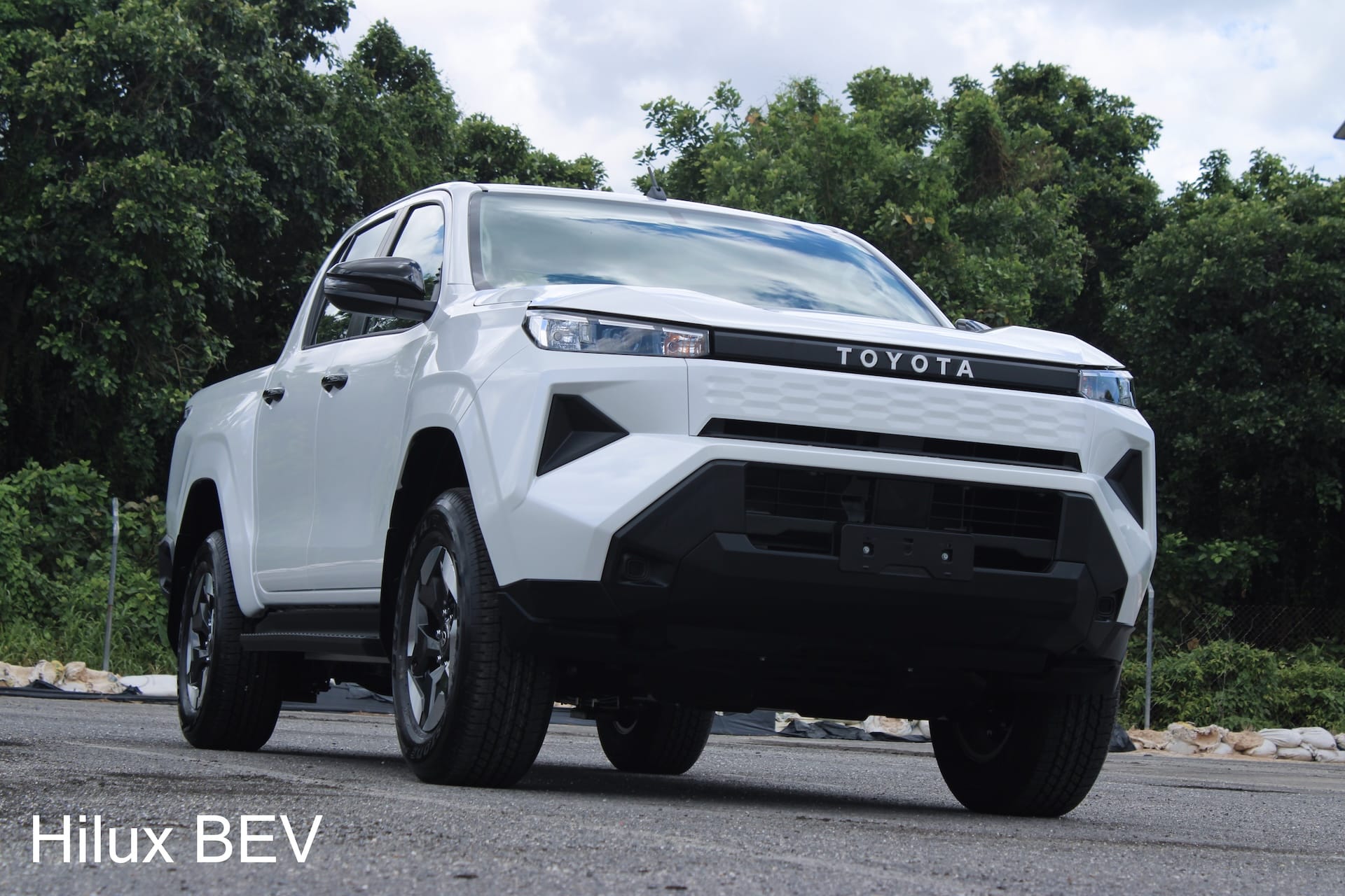 Hilux-BEV-Overview-01