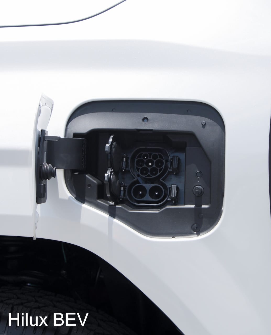 Hilux-BEV-Overview-02